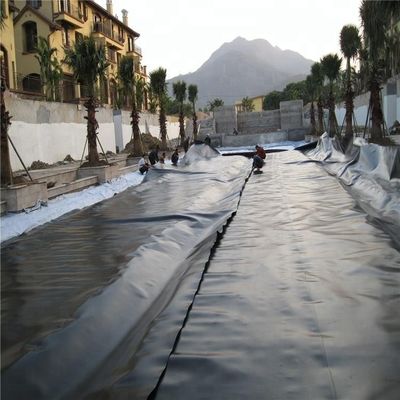 Ελαφρύ πρόσωπο 1,5 mm 1500 μικρών Μαύρο πράσινο HDPE Geomembrane Film για περιστροφές φράγματος 0,75 mm