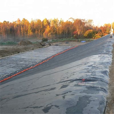 Ελαφρύ πρόσωπο 1,5 mm 1500 μικρών Μαύρο πράσινο HDPE Geomembrane Film για περιστροφές φράγματος 0,75 mm