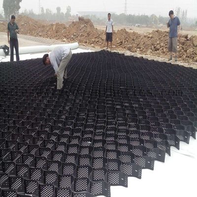 Απόσταση συγκόλλησης 445 mm πλαστικού σταθεροποιητή χαλίκι Geocell για την προστασία της κλίσης εδάφους