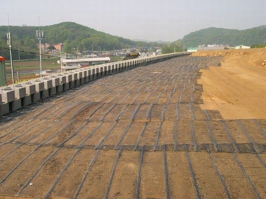 120KN HDPE πλαστικό μονοαξονικό γεωγραμμό για γεωσυνθετική σταθεροποίηση 50m μήκος κυλίνδρου