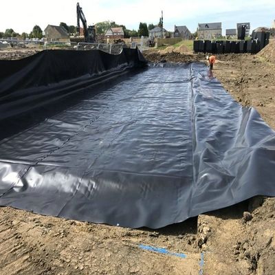 Μαύρες γεωμεμβράνες GM13 ASTM 0,5 mm 0,75 mm 1 mm HDPE υδραυλική επιφάνεια για δεξαμενή ιχθυοκαλλιέργειας
