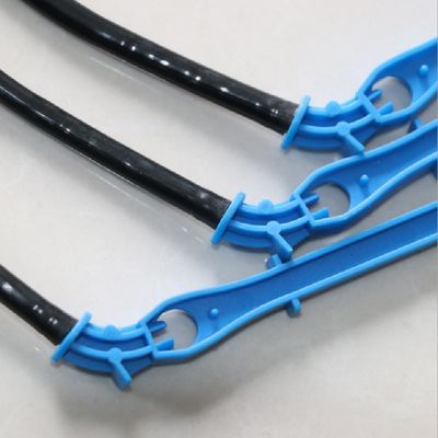 Ανθεκτικό σύστημα άρδευσης γεωργίας 4L / 8L 2 Pegs με μαύρο σωλήνα PVC