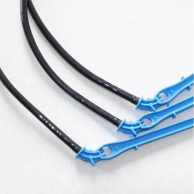 Ανθεκτικό σύστημα άρδευσης γεωργίας 4L / 8L 2 Pegs με μαύρο σωλήνα PVC